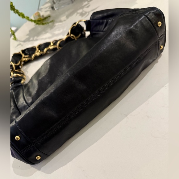 CHANEL Black Leather with Chunky Gold Chain Shoulder Bag - Full Inculsion - Picture 9 of 13